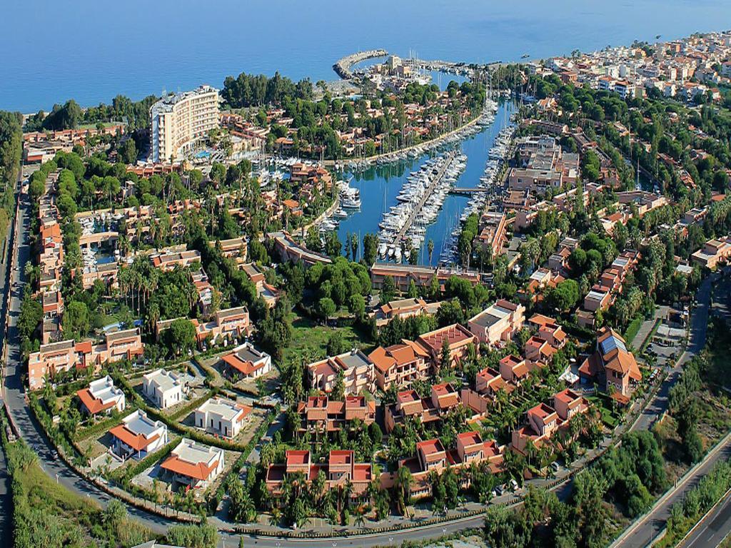 Baia Dei Delfini Aparthotel Фурнари Екстериор снимка