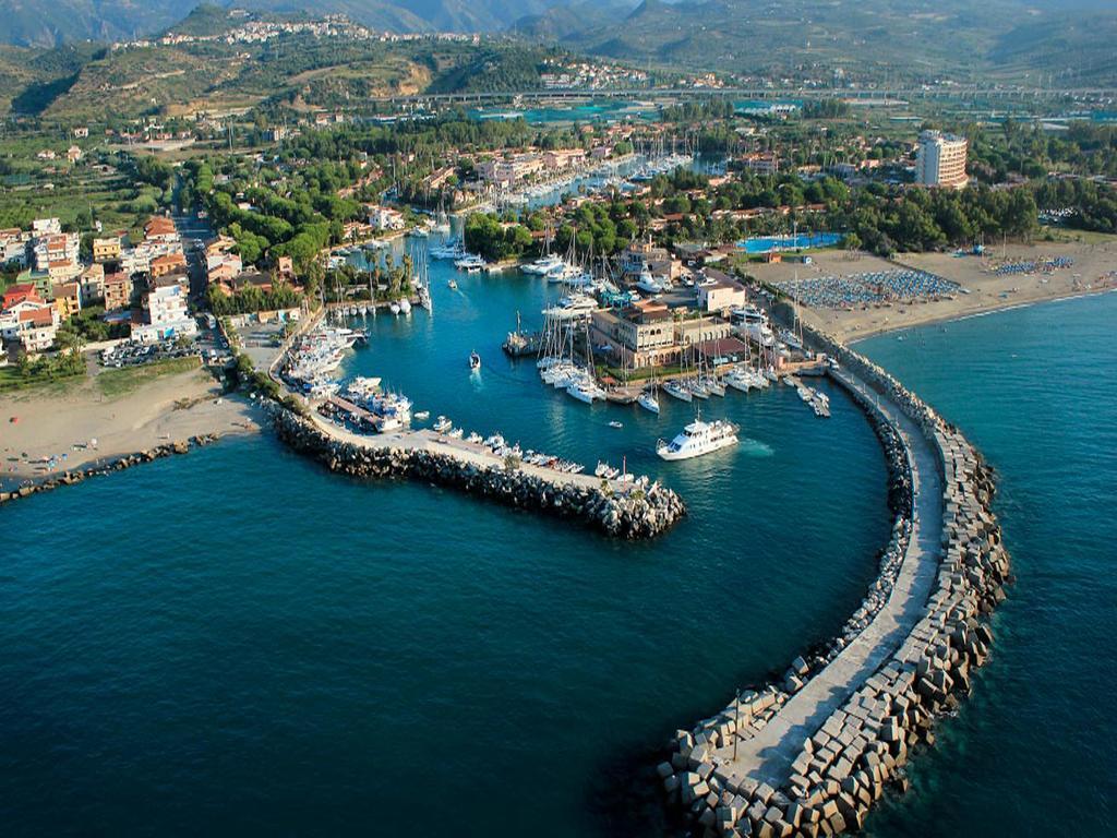 Baia Dei Delfini Aparthotel Фурнари Екстериор снимка