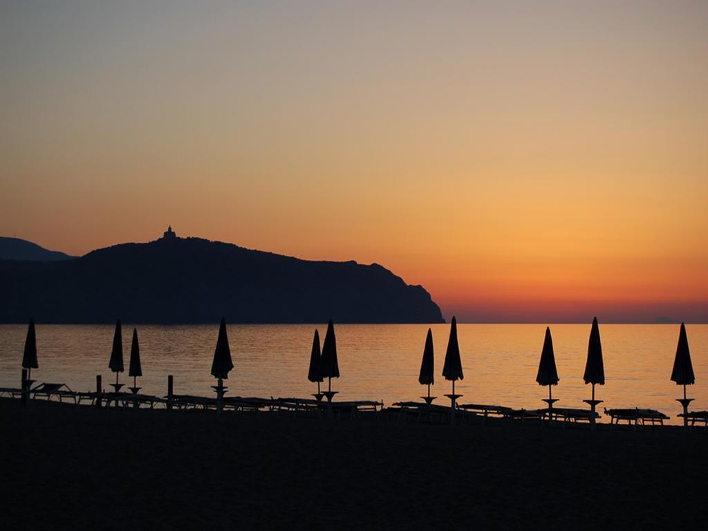 Baia Dei Delfini Aparthotel Фурнари Екстериор снимка