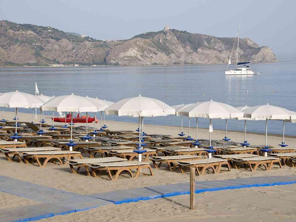 Baia Dei Delfini Aparthotel Фурнари Екстериор снимка